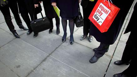 Die roten Taschen sollen an die Differenz in den Lohntüten erinnern.