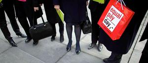 Die roten Taschen sollen an die Differenz in den Lohntüten erinnern.