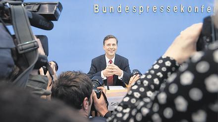 Seit August 2010 ist Steffen Seibert Sprecher der Bundesregierung, seit einem Monat teilt er News auch gerne per Twitter mit - ganz zum Ärger einiger Mitglieder der Bundespressekonferenz. 