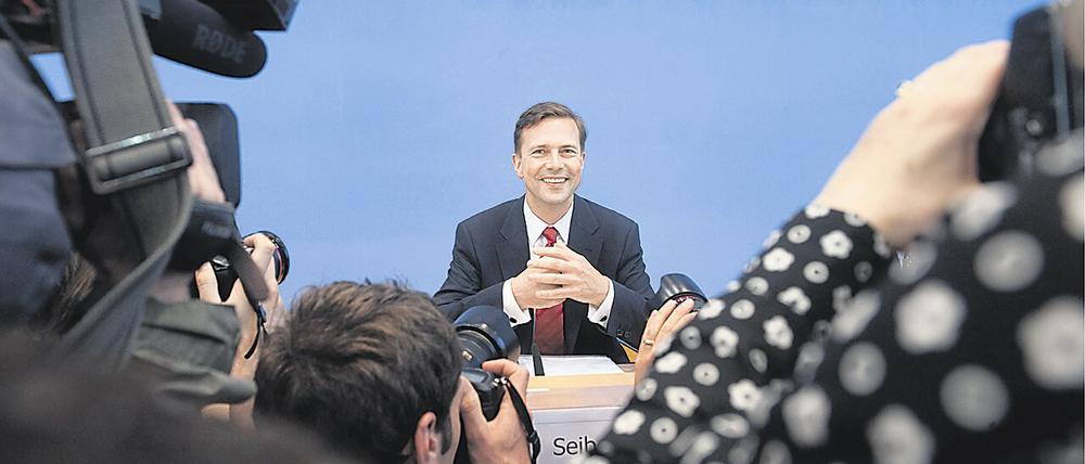 Seit August 2010 ist Steffen Seibert Sprecher der Bundesregierung, seit einem Monat teilt er News auch gerne per Twitter mit - ganz zum Ärger einiger Mitglieder der Bundespressekonferenz. 