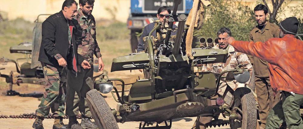In der Hochburg des Aufstands. Gegner des libyschen Machthabers Gaddafi bringen auf einer Militärbasis in Benghasi ein Flugabwehrgeschütz in Stellung.