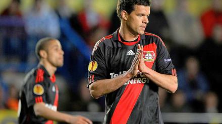 Auch Beten hat nicht geholfen: Michael Ballack ist mit Bayer Leverkusen im Achtelfinale der Europa League ausgeschieden.