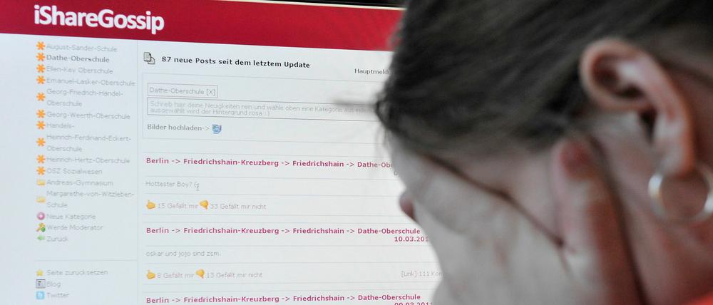 Für viele Jugendliche ist die virtuelle Welt eine reale. Die daraus resultierenden Konflikte beeinflussen auch den Schulalltag.