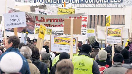 Auf ein Neues. An diesem Sonnabend soll, wie am 23. Januar, am Flughafen Schönefeld gegen den Fluglärm demonstriert werden.Foto: dapd
