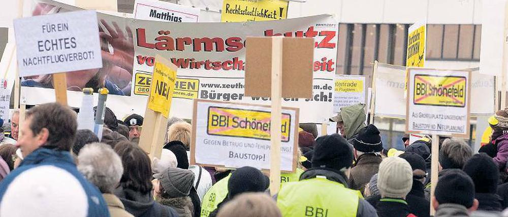 Auf ein Neues. An diesem Sonnabend soll, wie am 23. Januar, am Flughafen Schönefeld gegen den Fluglärm demonstriert werden.Foto: dapd