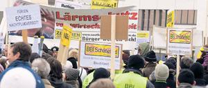 Auf ein Neues. An diesem Sonnabend soll, wie am 23. Januar, am Flughafen Schönefeld gegen den Fluglärm demonstriert werden.Foto: dapd
