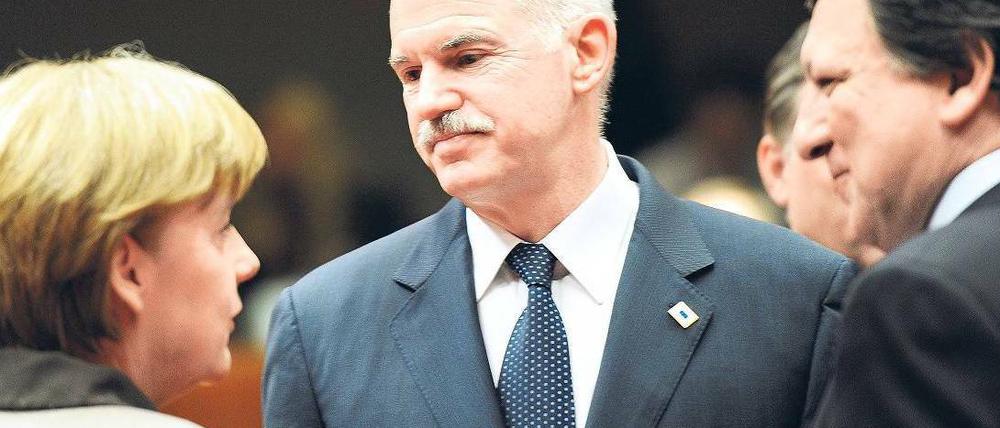 Einvernehmen: Papandreou (Mitte) braucht mehr Zeit, Merkel versteht, EU-Kommissionschef Barroso lauscht. 