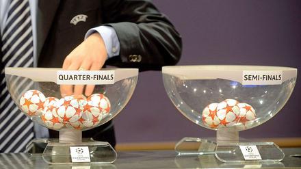 Gary Lineker zog die Lose für das Viertel- und Halbfinale der Champions League.