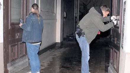 Ermittlungen. Im Hausflur in der Neuköllner Warthestraße hat ein Brandstifter gezündelt. Experten der Polizei sichern Spuren am Tatort. 