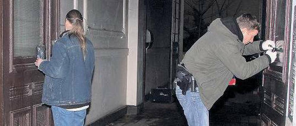 Ermittlungen. Im Hausflur in der Neuköllner Warthestraße hat ein Brandstifter gezündelt. Experten der Polizei sichern Spuren am Tatort. 