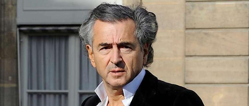Wie ein Außenminister tritt Bernard-Henri Lévy auf - gern auch mit weit offenem Hemdkragen.