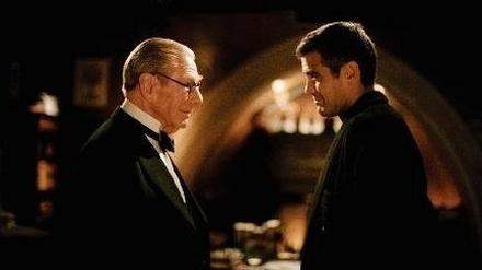 Perfekter Butler: In vier Filmen spielte Gough - hier mit George Clooney (rechts) - Batmans Helfer Alfred.