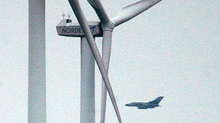 Auf Konfrontationskurs. Die Bundeswehr sieht ihre Radaranlagen durch Windräder beeinträchtigt. Deshalb verlangt der Branchenverband der erneuerbaren Energien jetzt die Umstellung der Armee-Radaranlagen auf Digitaltechnik.