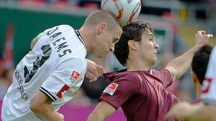 Gladbach kann sich nicht hochziehen. Filip Daems (links) und Srdjan Lakic (rechts) im Zweikampf um den Ball.