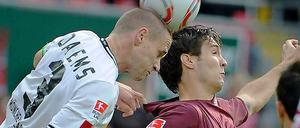 Gladbach kann sich nicht hochziehen. Filip Daems (links) und Srdjan Lakic (rechts) im Zweikampf um den Ball.