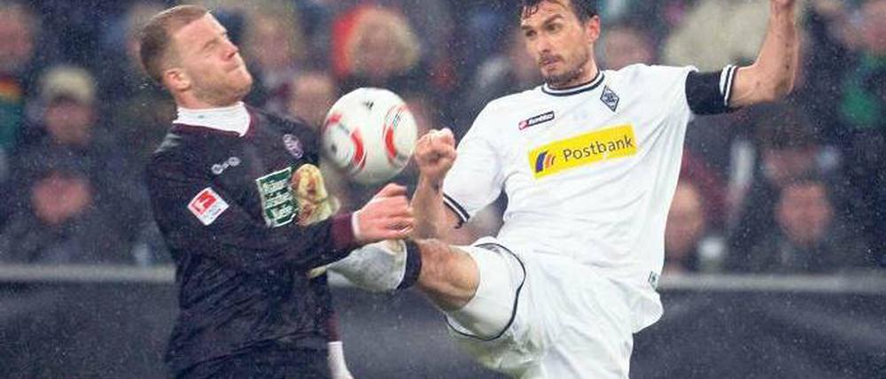 Ästhetik des Abstiegskampfs. Es war selten schön, was Gladbacher und Lauterer gestern boten. Hier kämpfen Stranzl (rechts) und Nemec um den Ball. Foto: dpa