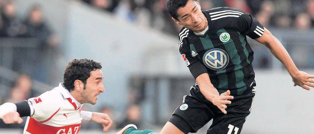 Da verliert sogar der Ball seine Form. Fußballerisch war es eher dürftig, was Stuttgarter und Wolfsburger (hier Molinaro, links, und Cicero) gestern im Abstiegskampf boten. Foto: Reuters