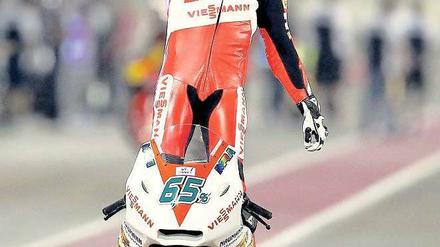 Steherrennen. Stefan Bradl feiert nach seinem Sieg in Doha. Foto: AFP