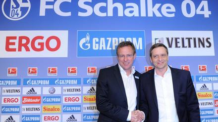 Ralf Rangnick (l), neuer Trainer beim Fußball-Bundesligisten FC Schalke 04, und Schalke-Vorstand Horst Heldt.
