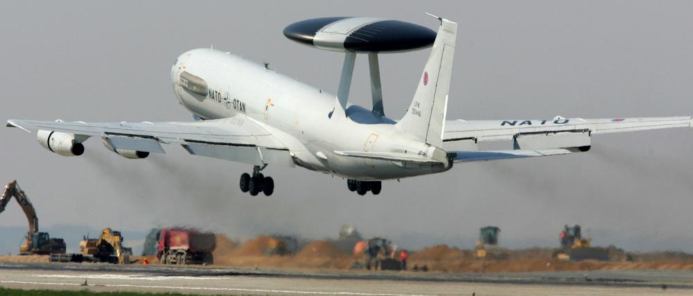 Die Bundesregierung will ein neues Mandat für einen Einsatz von Awacs-Aufklärungsflugzeugen über Afghanistan beschließen. 