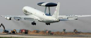 Die Bundesregierung will ein neues Mandat für einen Einsatz von Awacs-Aufklärungsflugzeugen über Afghanistan beschließen. 