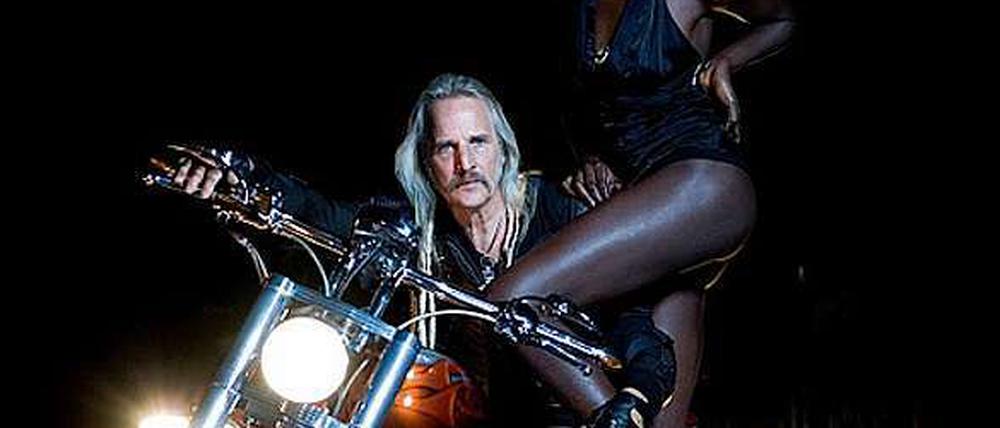 Kurt Hauenstein, Multi–instrumentalist, Querdenker und Afrikafan gründete das Projekt SUPERMAX 1977, und brachte sein erstes Album "Don't stop the music" heraus, welches bis heute zu den meist verbreiteten Alben der österreichischen Musikgeschichte gehört.