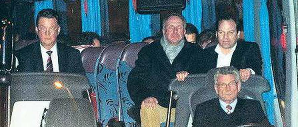 Wohin des Wegs? Die Insassen des Bayern-Busses (von links: van Gaal, Rummenigge, Nerlinger) offenbarten zuletzt einige Orientierungsschwierigkeiten.