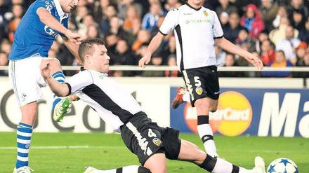 Warum nicht durch die Mitte? Raúl erzielte beim 1:1 im Hinspiel gegen Valencia den Treffer für die Schalker.
