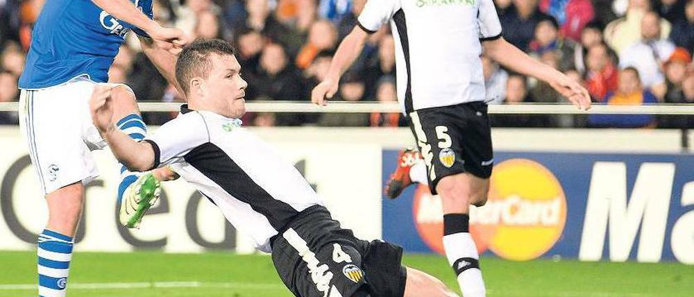 Warum nicht durch die Mitte? Raúl erzielte beim 1:1 im Hinspiel gegen Valencia den Treffer für die Schalker.