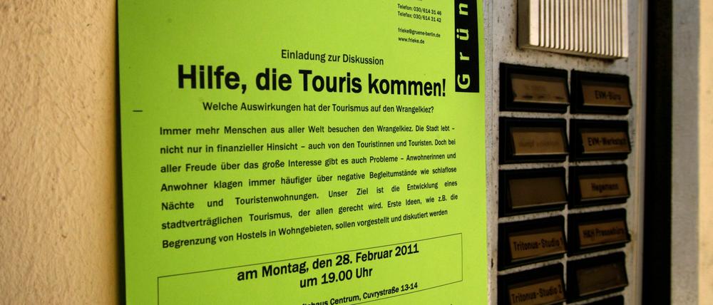 Ein Plakat mit der Aufschrift "Hilfe, die Touris kommen!" in Kreuzberg.