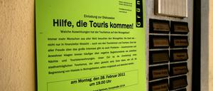 Ein Plakat mit der Aufschrift "Hilfe, die Touris kommen!" in Kreuzberg.