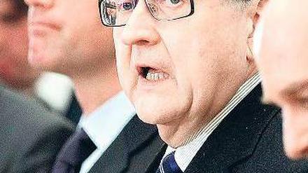 Der Gastgeber. Bundeswirtschaftsminister Rainer Brüderle (FDP) hatte drei Minister geladen. Zwei kamen. Am Ende blieb nur einer: Norbert Röttgen (im Hintergrund).