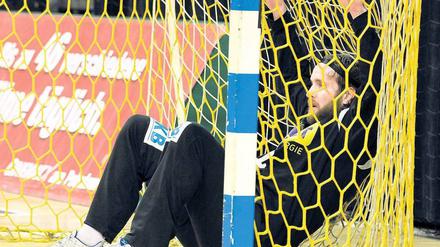 Durchhänger. Füchse-Torhüter Silvio Heinevetter bekam beim Spiel gegen den HSV kaum die Hand an den Ball – und ließ sich nach 15 Minuten entnervt auswechseln.