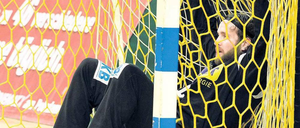 Durchhänger. Füchse-Torhüter Silvio Heinevetter bekam beim Spiel gegen den HSV kaum die Hand an den Ball – und ließ sich nach 15 Minuten entnervt auswechseln.