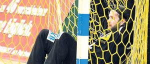 Durchhänger. Füchse-Torhüter Silvio Heinevetter bekam beim Spiel gegen den HSV kaum die Hand an den Ball – und ließ sich nach 15 Minuten entnervt auswechseln.