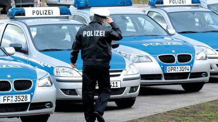Auf dem Parkplatz. Die Sparvorgaben von Rot-Rot könnten dazu führen, dass weniger Blau auf den Straßen zu sehen ist. Foto: ddp