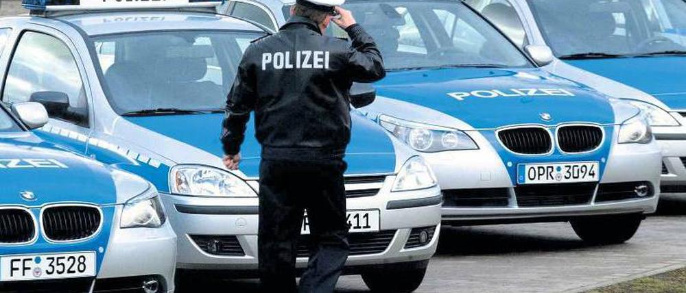 Auf dem Parkplatz. Die Sparvorgaben von Rot-Rot könnten dazu führen, dass weniger Blau auf den Straßen zu sehen ist. Foto: ddp
