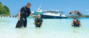 Tauchen im Malediven Urlaub: Bevor Drücker-, Papageien- oder Kugelfische vor der Taucherbrille tanzen, gilt es, dem gestrengen „Dive Master“ genau zuzuhören. 
