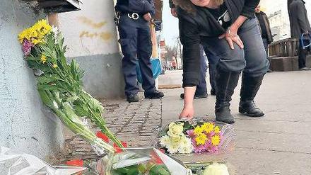 Öffentliche Anteilnahme. Vor dem Brandhaus in der Sonnenallee legten Nachbarn gestern Blumen nieder. Nicht jeder durfte sich dem Tatort nähern. Denn nach wie vor ermittelt die Kriminalpolizei, wer für den Anschlag verantwortlich ist. 