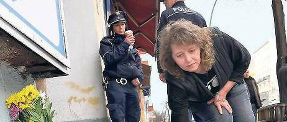 Öffentliche Anteilnahme. Vor dem Brandhaus in der Sonnenallee legten Nachbarn gestern Blumen nieder. Nicht jeder durfte sich dem Tatort nähern. Denn nach wie vor ermittelt die Kriminalpolizei, wer für den Anschlag verantwortlich ist. 