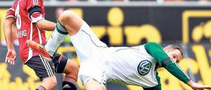 Ein Fall für zwei. Wolfsburgs Jan Polak sinkt vor Nürnbergs Almog Cohen formvollendet dahin.