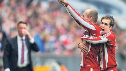Es geht doch. Robben bejubelt mit Lahm (r.) eines seiner drei Tore, Trainer van Gaal registriert es im Hintergrund routiniert.