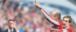 Es geht doch. Robben bejubelt mit Lahm (r.) eines seiner drei Tore, Trainer van Gaal registriert es im Hintergrund routiniert.