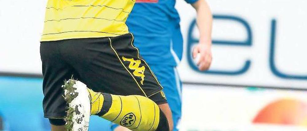 Wir ergeben uns. Lucas Barrios und die Dortmunder müssen sich der TSG Hoffenheim geschlagen geben. 