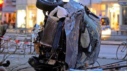 Der Wagen wurde nach einem Zusammenstoß auf den Fußweg geschleudert.