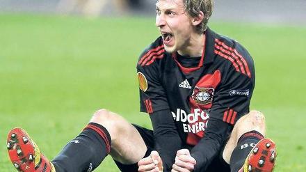 Am Boden. Stefan Kießling unterliegt mit Leverkusen Villarreal 2:3. Foto: dpa