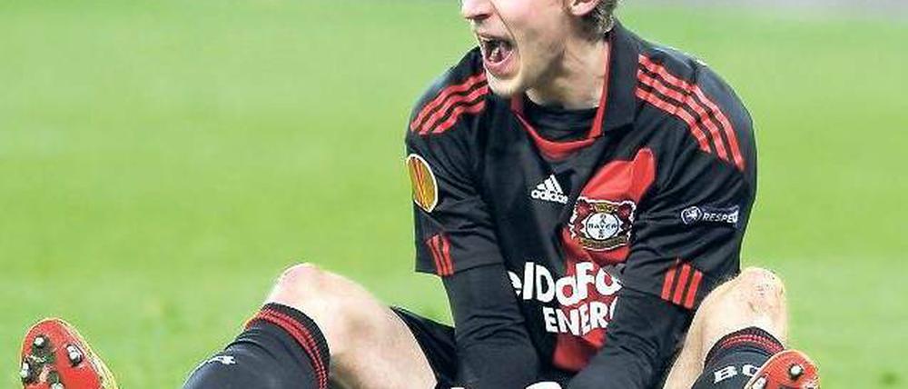 Am Boden. Stefan Kießling unterliegt mit Leverkusen Villarreal 2:3. Foto: dpa