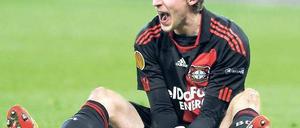 Am Boden. Stefan Kießling unterliegt mit Leverkusen Villarreal 2:3. Foto: dpa
