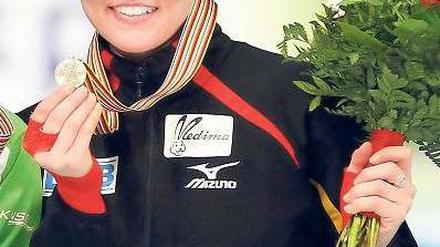 Hier ist sie, die Bronzemedaille. Stephanie Beckert ist zufrieden mit Platz drei. Foto: dpa