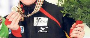 Hier ist sie, die Bronzemedaille. Stephanie Beckert ist zufrieden mit Platz drei. Foto: dpa